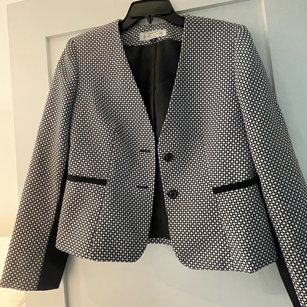 Tahari blazer in excellent condition. Very cute back and sleeves